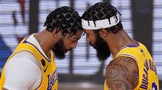 Anthony Davis (vlevo) a Markieff Morris se radují z úspěchu LA Lakers během...