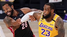 Andre Iguodala (vlevo) z Miami a LeBron James z LA Lakers bojuj o pozici.