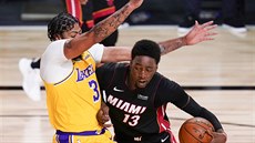 Bam Adebayo (vpravo) z Miami se tla�í kolem Anthonyho Davise z LA Lakers.
