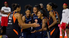 Basketbalistky Connecticut Sun se raduj. Zleva Brionna Jonesov, Jasmine...