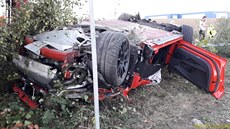 Nehoda vozu Audi R8 za sjezdem z dálnice D5 u Nýřan na Plzeňsku. (5. října 2020)