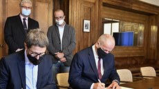 Ministr zdravotnictví Roman Prymula (vpravo) a zástupce spole�nosti PPF...