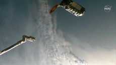 Vesmírná lo Cygnus ped zachycením robotickým ramenem ISS