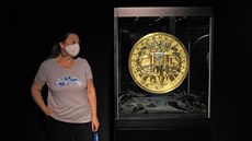 Zlatá mince váicí 130 kg je pi píleitosti výstavy Pam ve zlat vystavena...