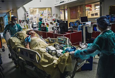 Zdravotníci pesouvají pacienta na jednotku intenzivní pée v paíské...