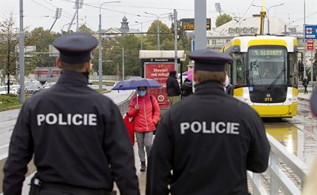 Policisté v Plzni kontrolují dodrování vládního naízení o povinnosti nosit...