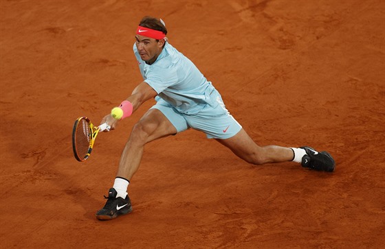 panl Rafael Nadal se natahuje po balonku ve finále Roland Garros.