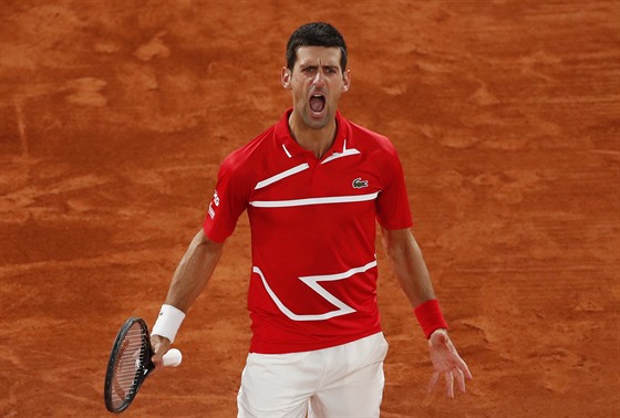 Srb Novak Djokovi se hlasit hecuje ve finále Roland Garros.