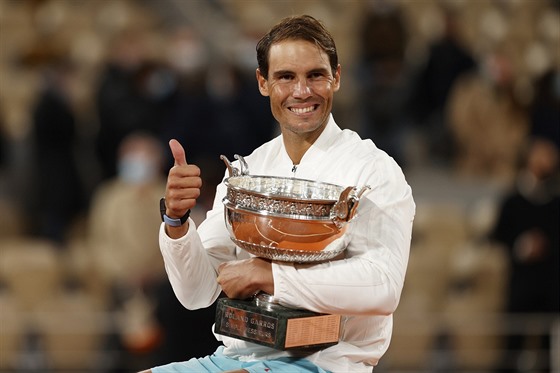 panl Rafael Nadal pózuje s pohárem po vítzství na Roland Garros.