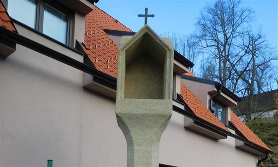 Zrestaurovaná boží muka u kostelíku Pod Jánským kopečkem nyní stojí na...