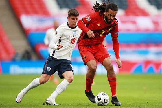 Anglian Mason Mount (vlevo) a Jason Denayer z Belgie