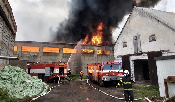 V Bartoovicích v Orlických horách chytlo 2800 balík sena, koda je více ne...