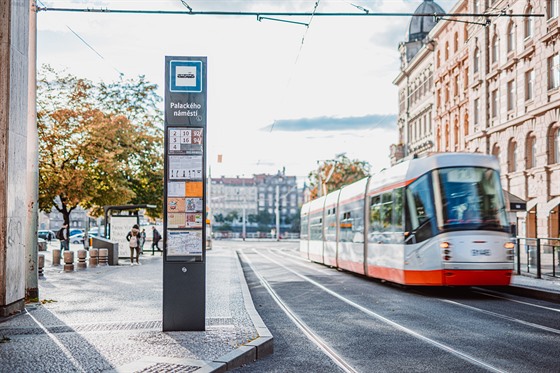 Praha testuje na tramvajové zastávce Palackého námstí nový zastávkový...
