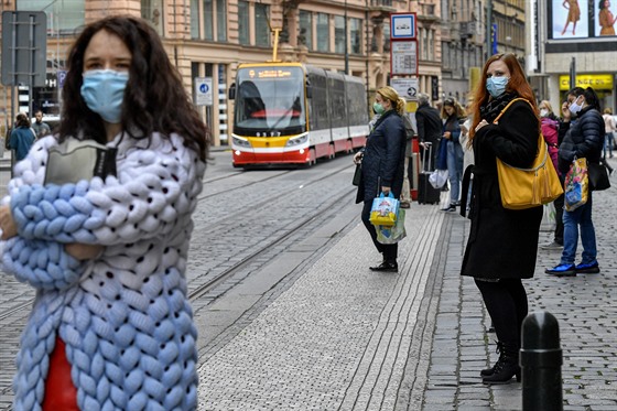 Lidé ekají na tramvajové zastávce Václavské námstí v centru Prahy. (13. íjna...