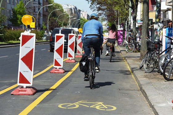 Provizorní cyklistické stezky v Berlín podle odprc brání automobilové...
