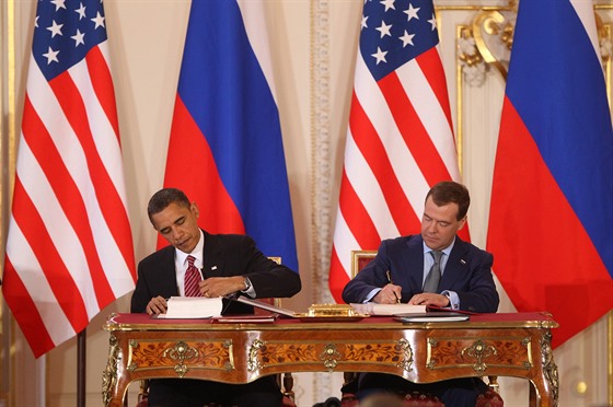 Barack Obama (vlevo) a Dmitrij Medved�v p�i podpisu odzbrojovací smlouvy v...