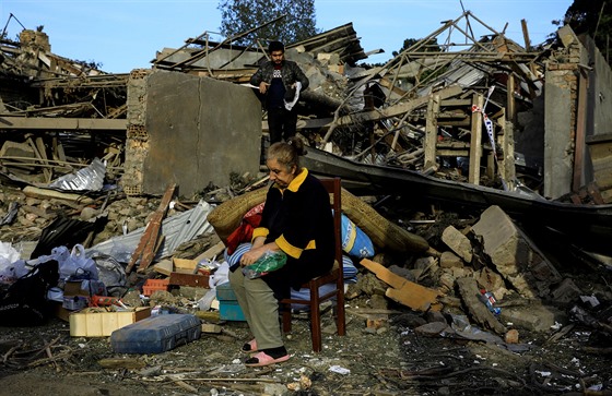 Žena sedí v troskách domu, zasaženého během bojů o Náhorní Karabach. (11. října...