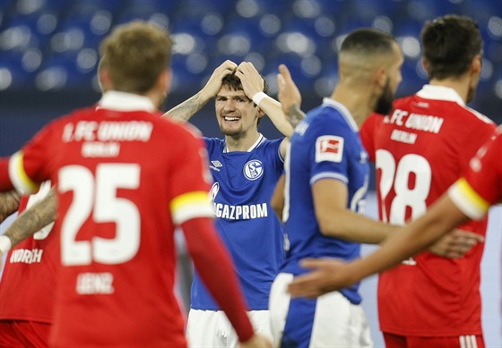 Momentka z bundesligového utkání mezi Schalke 04 a Unionem Berlín. Za hlavu se...