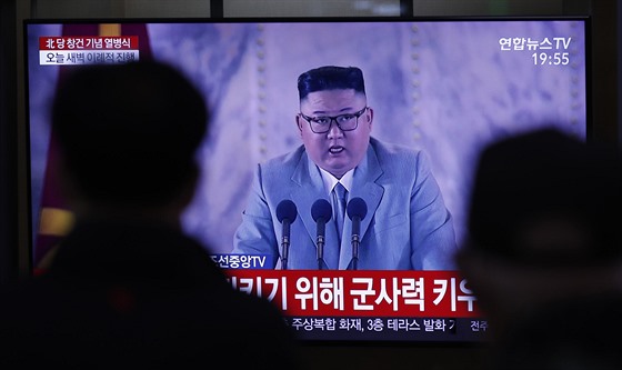 Severní Korea uspoádala noní vojenskou pehlídku. Z televize k lidem hovoí...