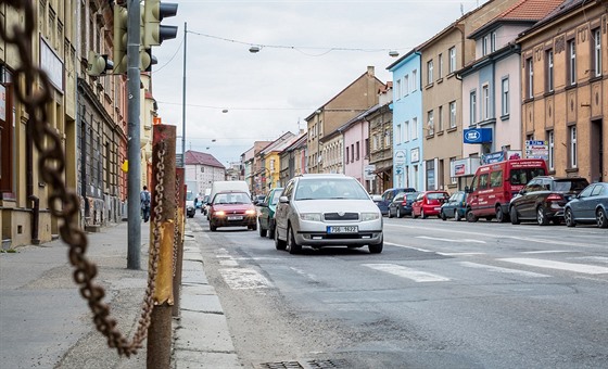 Po Budjovické ulici pijídjí auta do historického centra Tábora. Silnice tu...