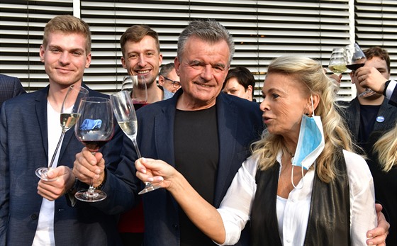 Bývalý ředitel brněnské fakultní nemocnice Roman Kraus (uprostřed) slaví se...