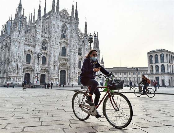 ena na Piazza del Duomo v Milán (19. íjna 2020)