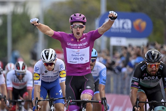 POTVRTÉ. Arnaud Démare se raduje z dalího triumfu, vyhrál i 11. etapu...