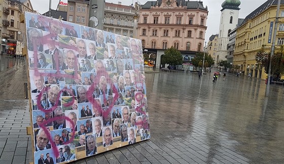 Na brněnském náměstí Svobody se objevila koláž Zemanových fotografií, přes něž...