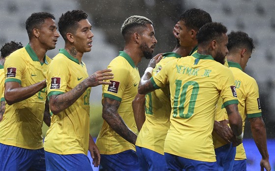 Fotbalisté Brazílie po jednom z gól do sít Bolívie.