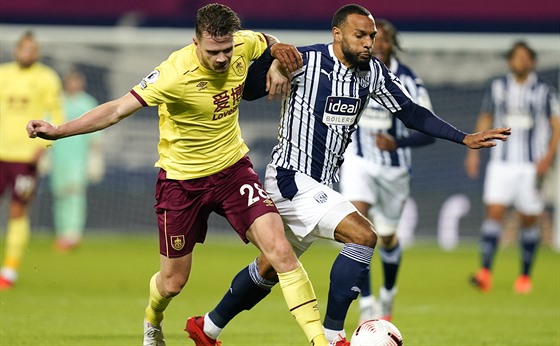 Kevin Long (vlevo) z Burnley v souboji s Mattem Phillipsem z West Bromwich.