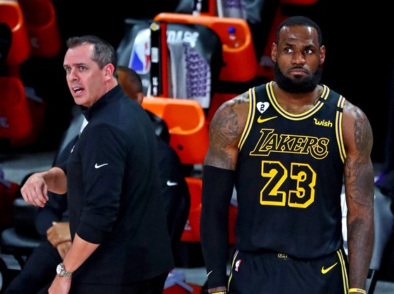 LeBron James (23) v pátém finále LA Lakers k titulu nedotlail. Vlevo jeho...