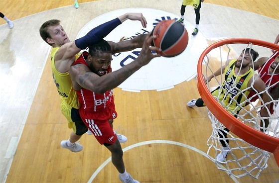 Jan Veselý (vlevo) z Fenerbahce doráí na Jalena Reynoldse z Bayernu Mnichov.