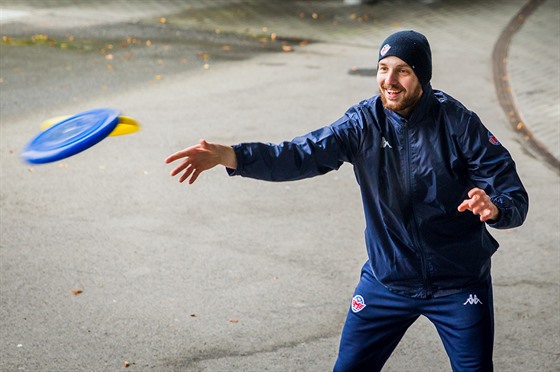 Budjovický branká Jan Strme piluje v covidové dob posteh s frisbee.