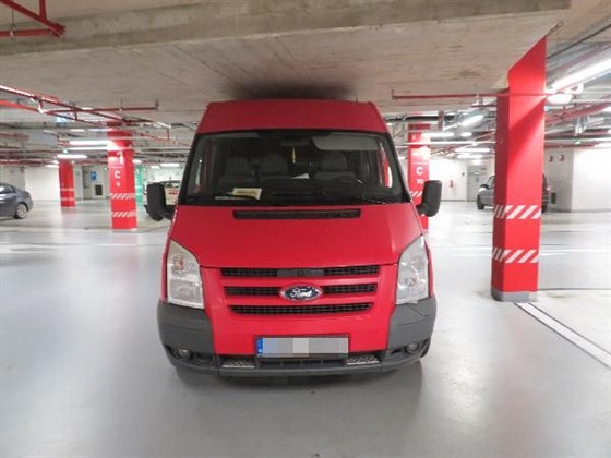 Řidič dodávky poškodil vybavení podzemních garáží v centru Hradce Králové (12....