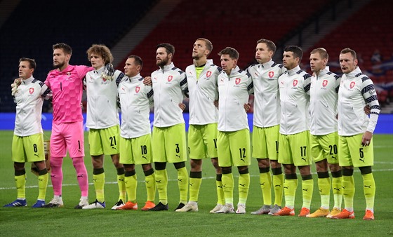 Čeští fotbalisté poslouchají hymnu před zápasem Ligy národů se Skotskem.