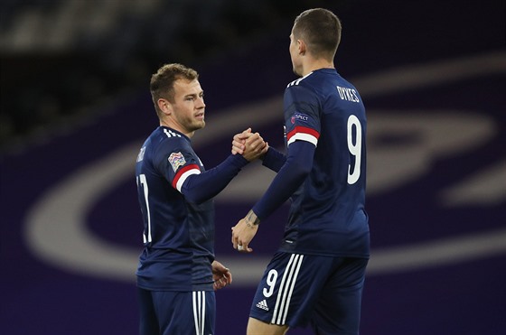Ryan Fraser (vlevo) oslavuje gól do eské sít se spoluhráem ze skotské...