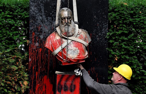 Odstranní poniené sochy belgického krále Leopolda II. ped oslavami 60....