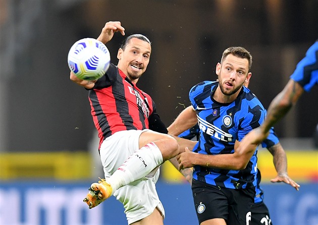 Ibrahimovic dvěma zásahy rozhodl milánské derby, Bergamo poprvé padlo