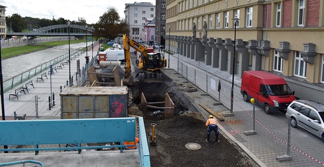 Práce na levém nábeí Ostravice v centru Ostravy u zaaly.