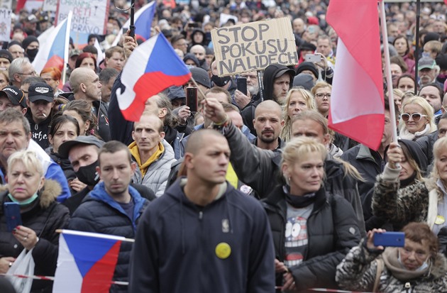 Na Staromstském námstí v Praze zaal protest namíen proti zmateným...