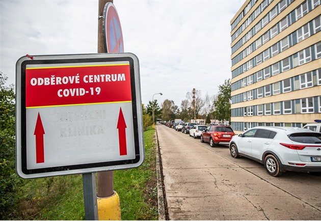 Zájemci o testování koronaviru stojí v kolon ped odbrovým centrem v Hradci...