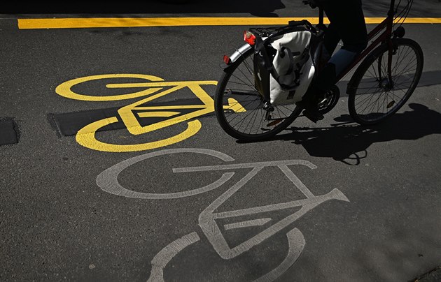 Nkteré ulice v Berlín se celé promnily v provizorní cyklostezky. (16. záí...