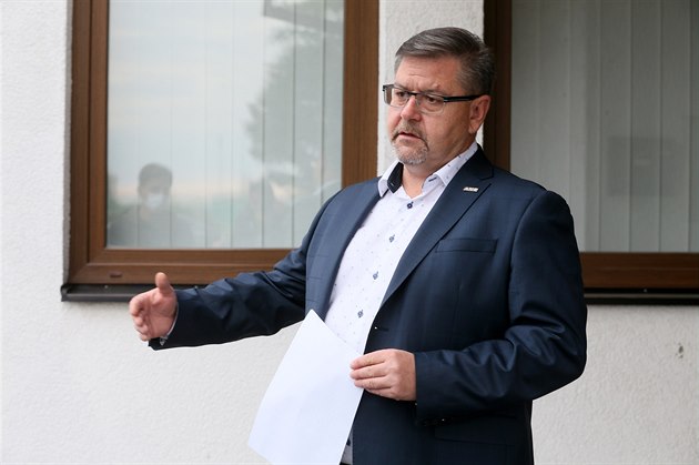 Budoucí hejtman Ústeckého kraje Jan Schiller (ANO) pi podpisu koaliní smlouvy.