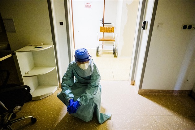 Zdravotníci z nemocnice v Uherském Hraditi bojují o ivoty pacient s covid-19.