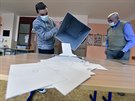 lenové volební komise v Základní kole Josefa Valíka v Ostrav zaínají...