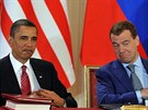 Prezidenti USA Barack Obama (vlevo) a Ruska Dmitrij Medvedv pi podpisu...