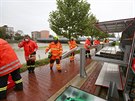 Profesionální hasii sestavují v Perov u rozvodnné eky Bevy mobilní...