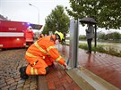 Profesionální hasii sestavují v Perov u rozvodnné eky Bevy mobilní...