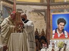 Pape v italském Assisi blahoeí Carla Acutise. (10. íjna 2020)