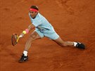 �pan�l Rafael Nadal se natahuje po balonku ve finále Roland Garros.